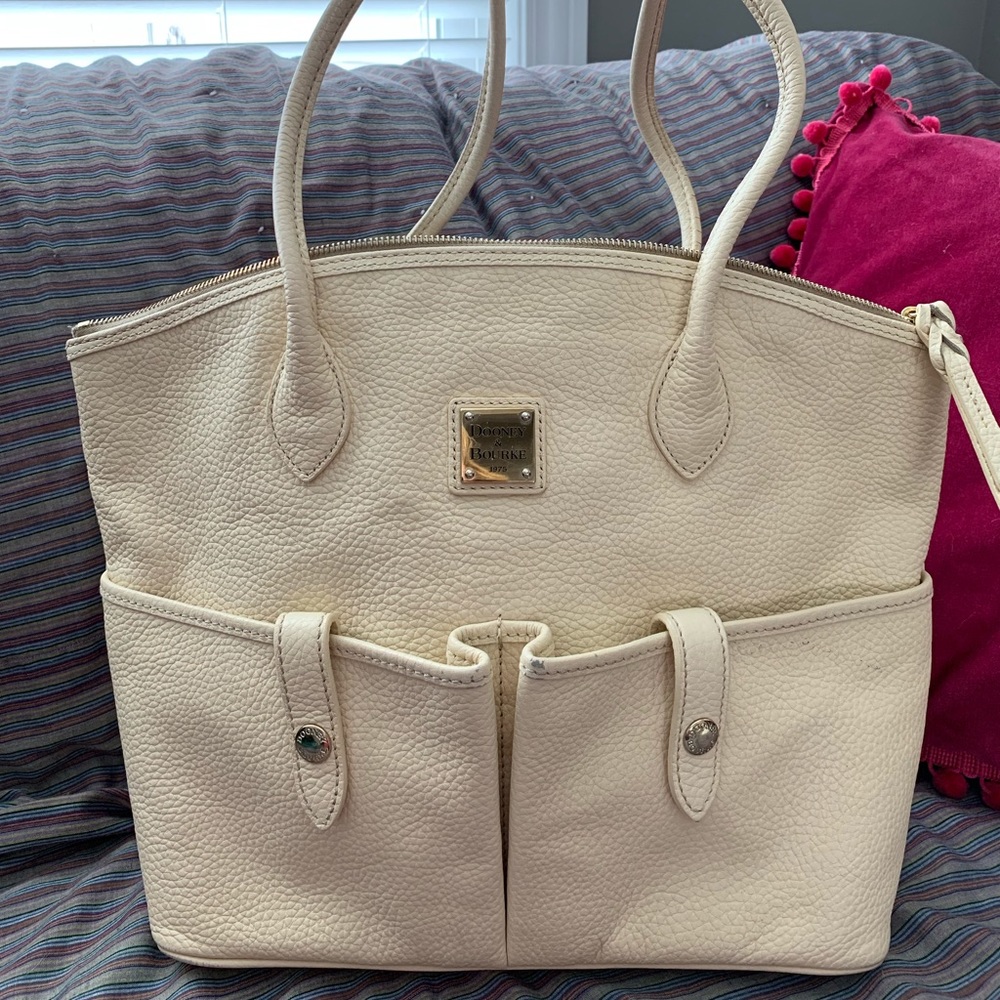 Dooney & Bourke  tote in all-weather leather